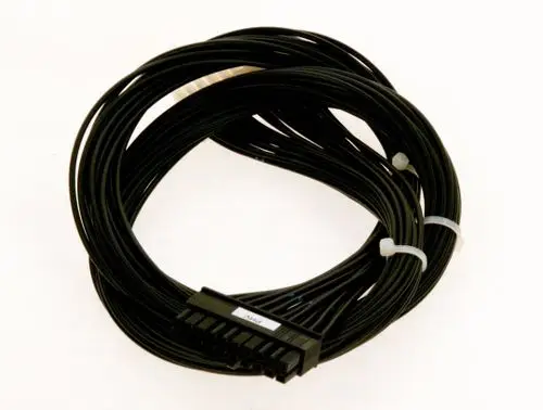 Schwarzes Kabel mit mehreren Adern, zusammengewickelt und mit Kabelbindern befestigt. Der Anschluss hat eine Molex-Steckverbindung. Hersteller: Bosch.